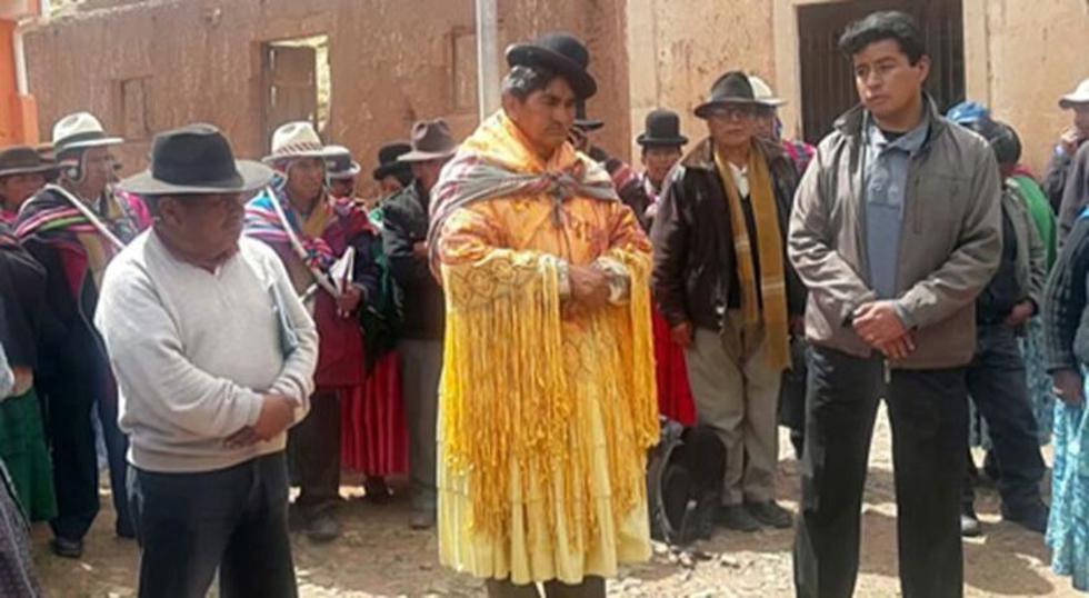 Comunarios visten a un alcalde con manta y pollera