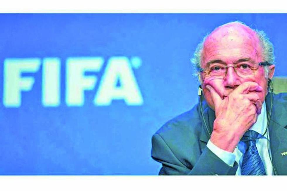 Blatter dice estar "perplejo" por acusaciones en su contra