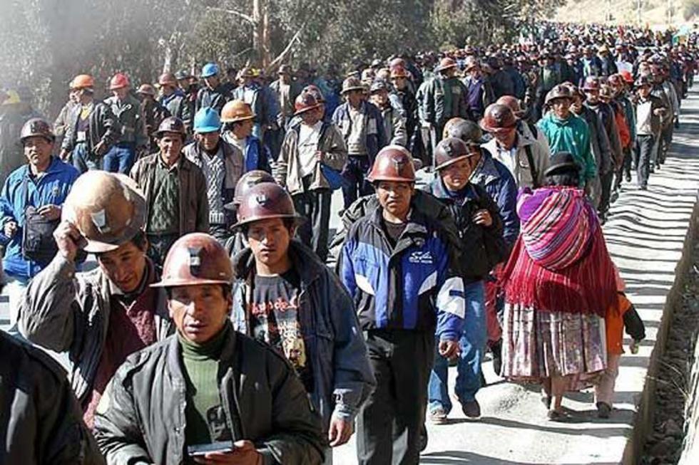 Mineros inician congreso tras elegir el presidium