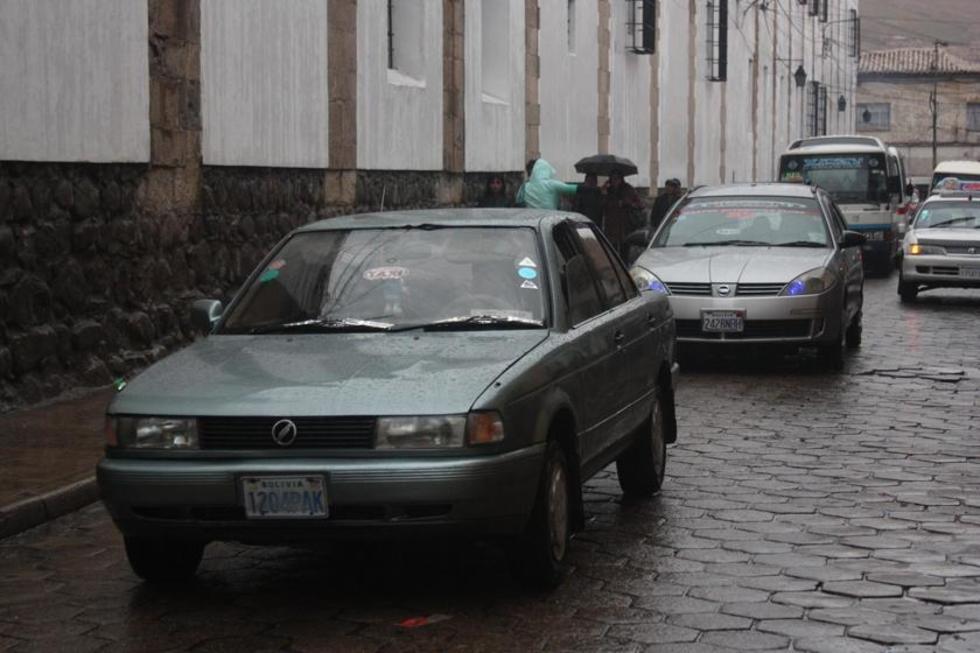 Choferes de taxi pretenden cobrar Bs 7 en las noches