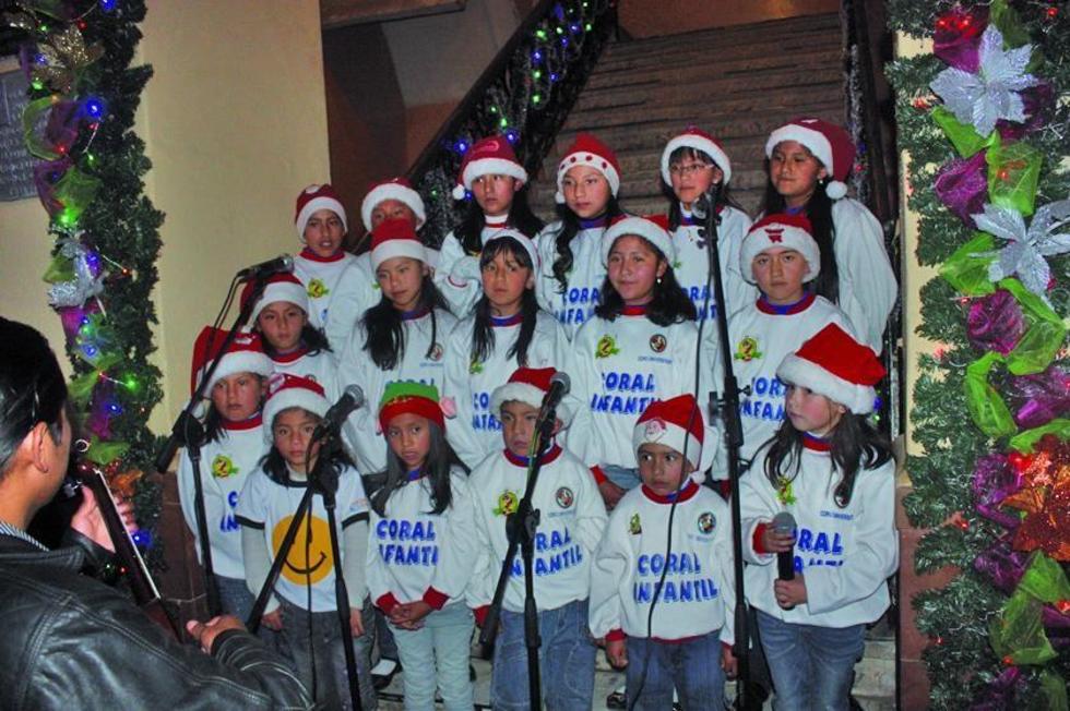 Coro interpreta música navideña