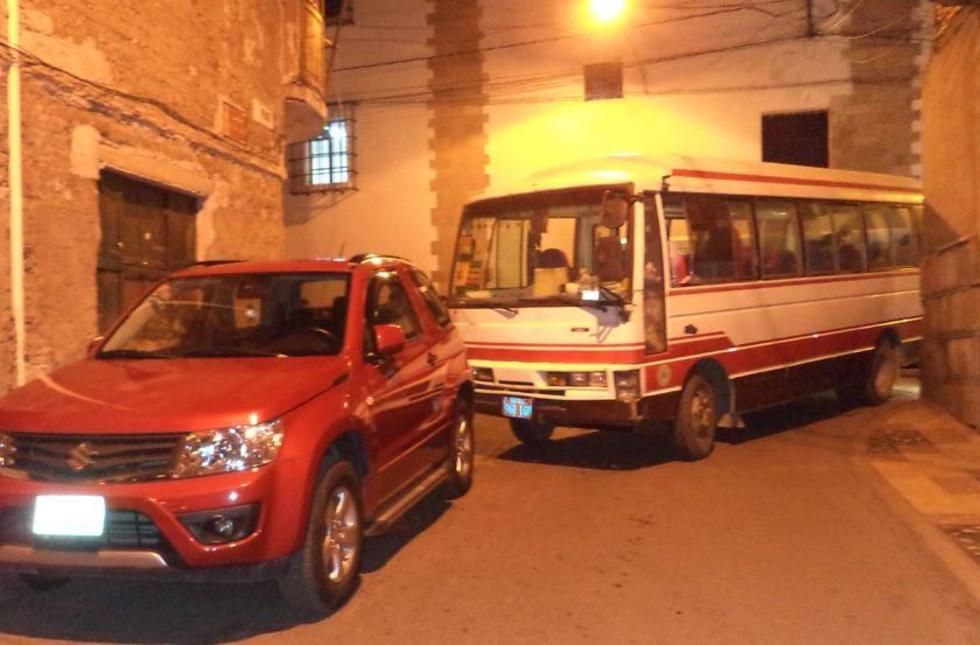 Choferes logran maniobras para entrar a la calle Frías