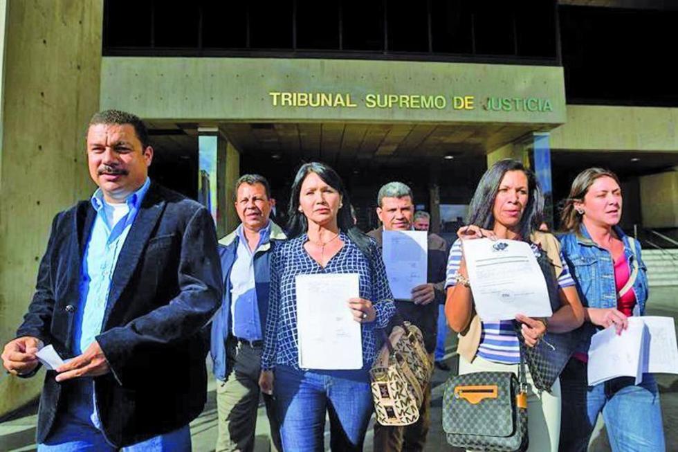El Supremo en Venezuela suspende a tres opositores