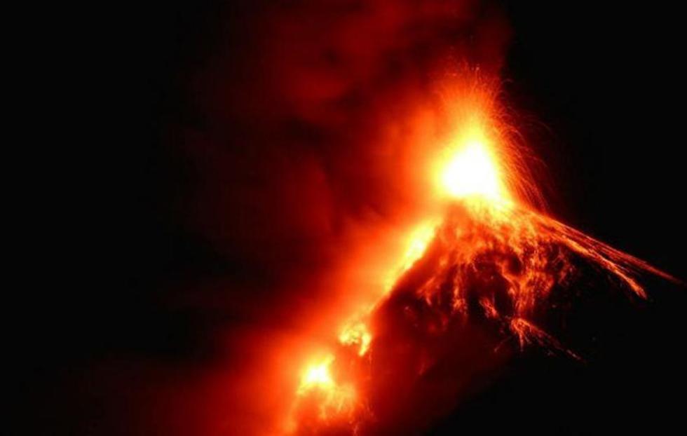 Volcán guatemalteco de Fuego, en erupción con explosiones fuertes