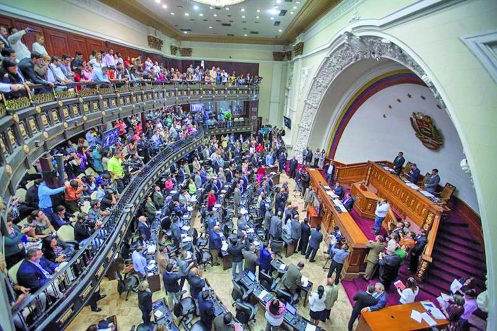 Parlamento de Venezuela acata orden de separar a opositores 