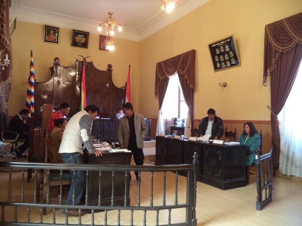 Concejales no logran designar a alcalde por debate sobre curules