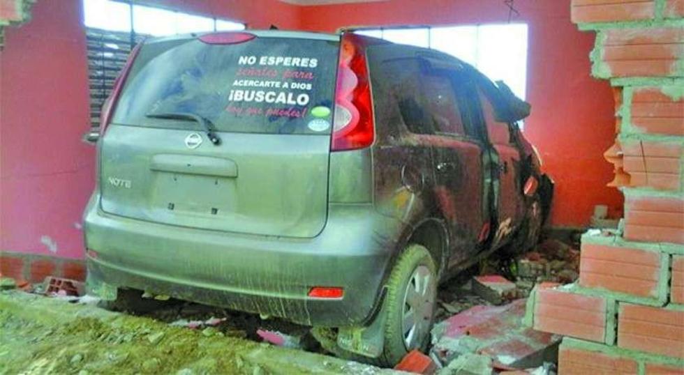 Conductor ebrio atropella a una joven y daña una casa