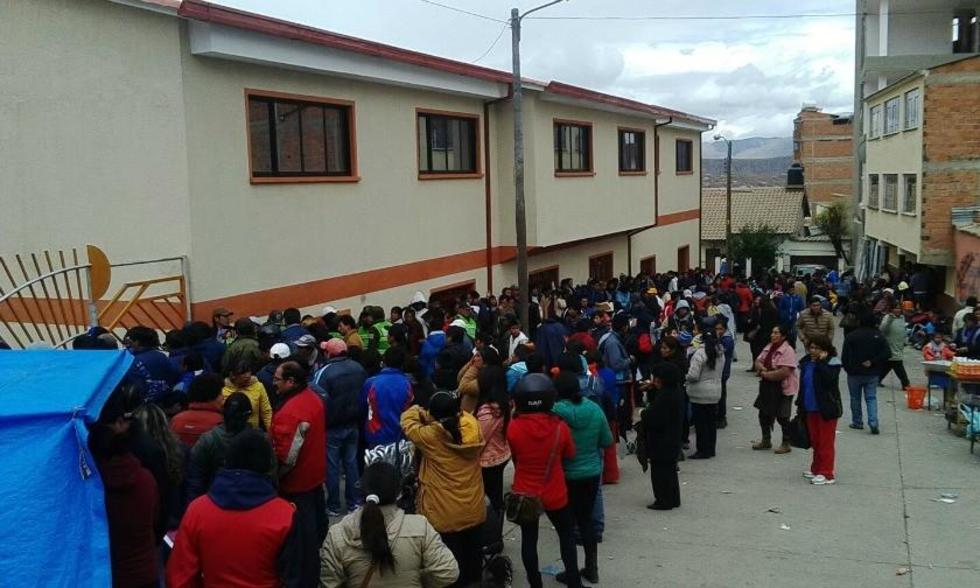 Padres de familia hacen largas filas en el inicio de inscripción escolar