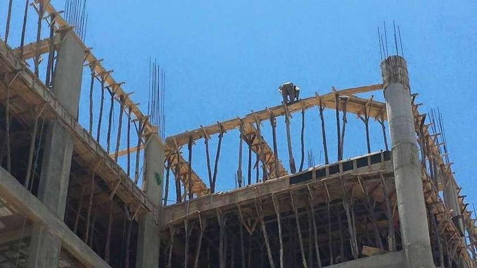 Obreros trabajan sin ningún tipo de seguridad 