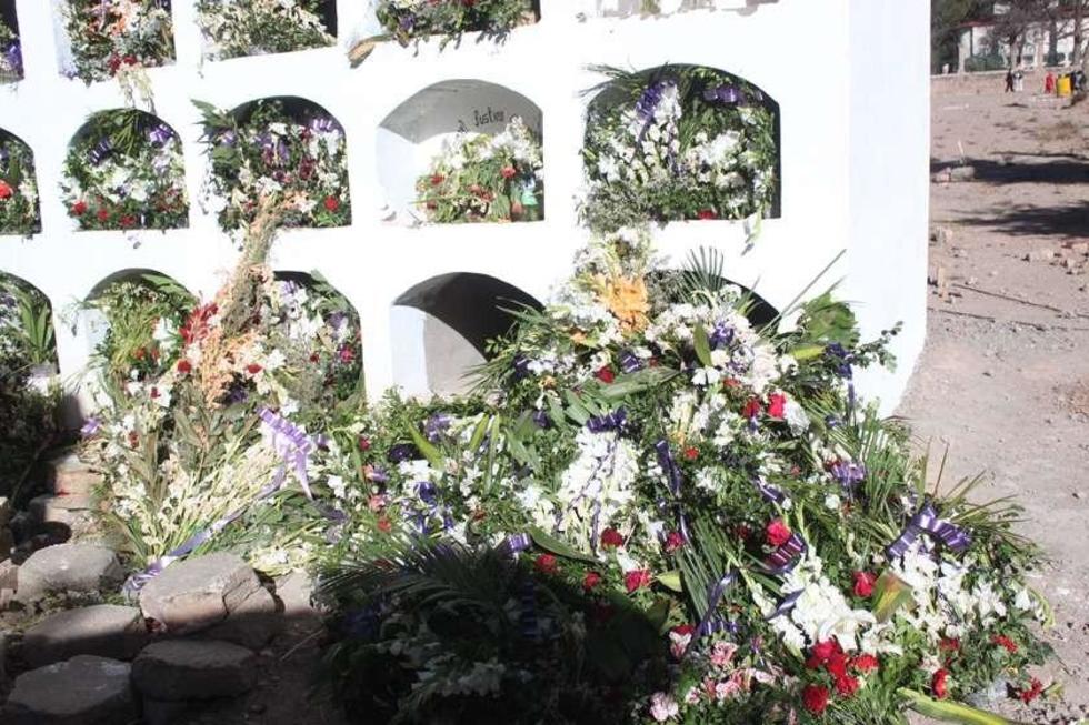 Deudos abandonan a sus muertos y los exhuman para sepultar a otros