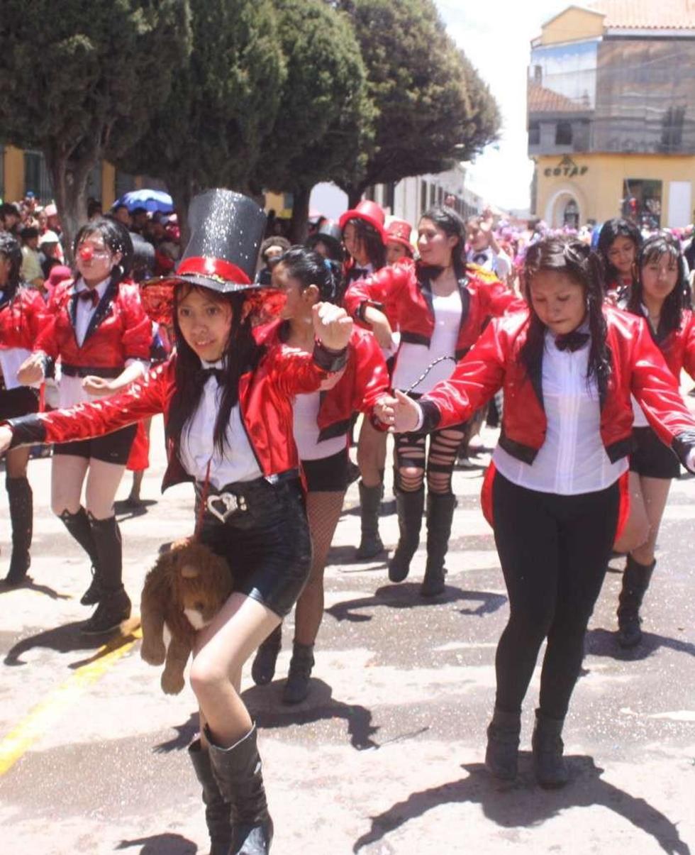 Carnaval estudiantil tiene premios en computadoras