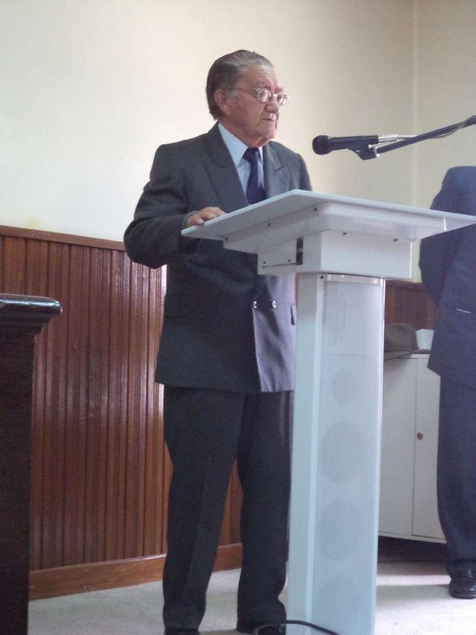 Presentan  un libro base de carrera de Contabilidad