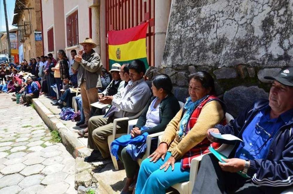 Los pobladores retienen a más funcionarios  judiciales
