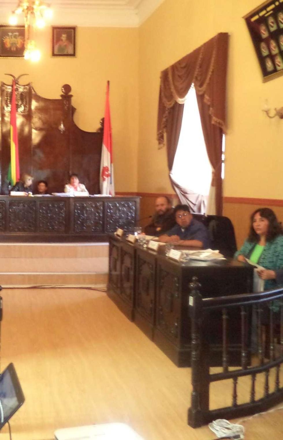 Concejales vuelven a dilatar tarifas de taxis