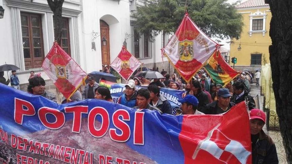 Gremialistas salen a las calles y transportistas cierran garitas