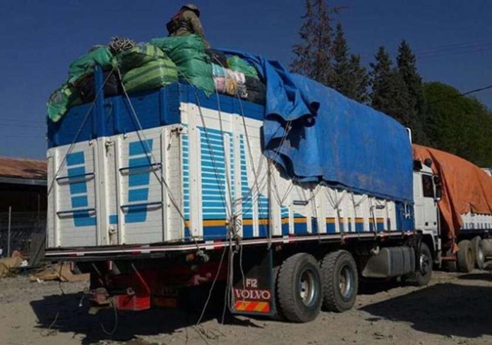En Perú hallan camiones bolivianos con contrabando 