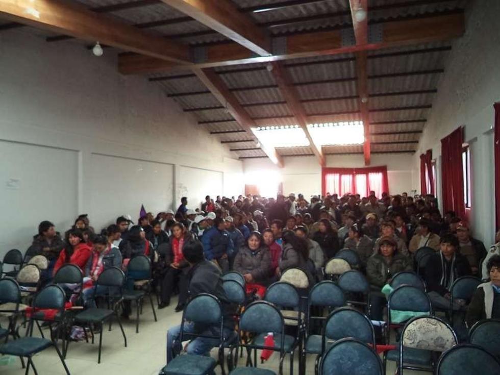 Maestros rurales acuden a sus regiones pese a bloqueos