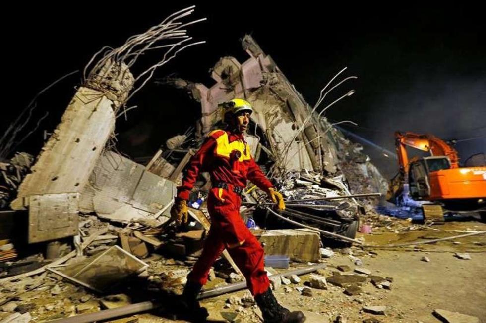 Terremoto en Taiwán deja 18 muertos y unos cien atrapados