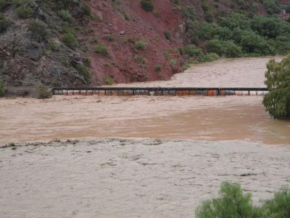 Rayo mata a niña en Tinguipaya y un río se desborda causando estragos