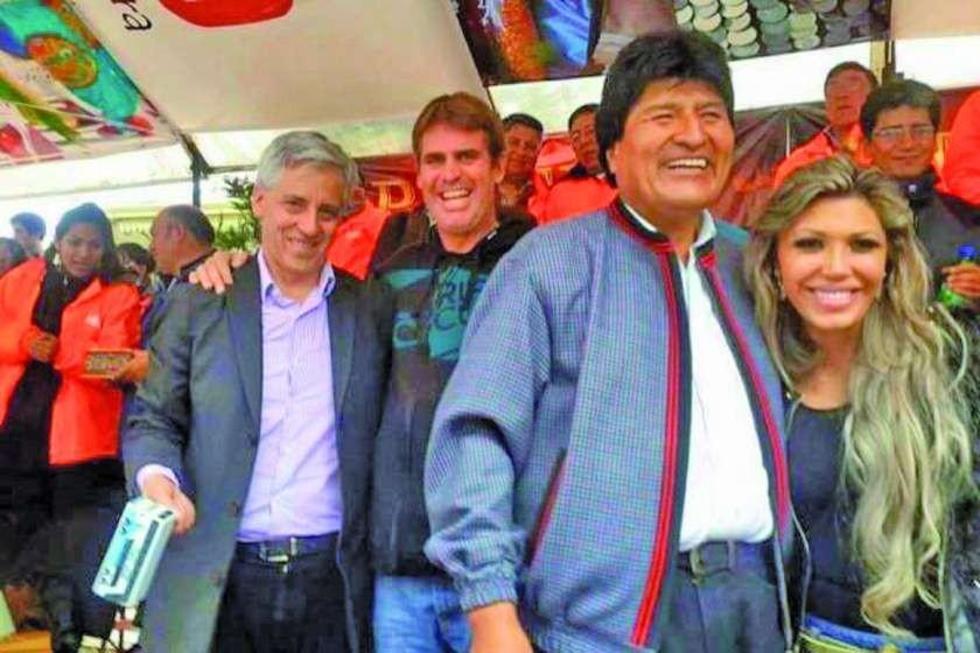 García y Zapata dan 2 versiones distintas sobre adjudicaciones