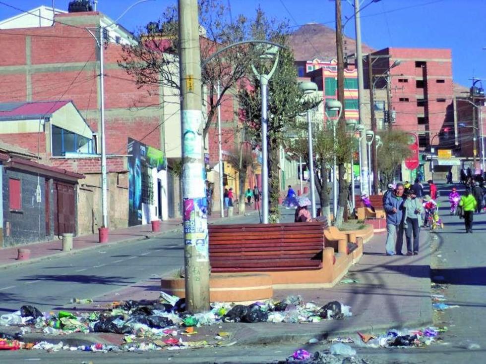 Las calles quedaron inundadas de desechos sólidos por huelga en EMAP