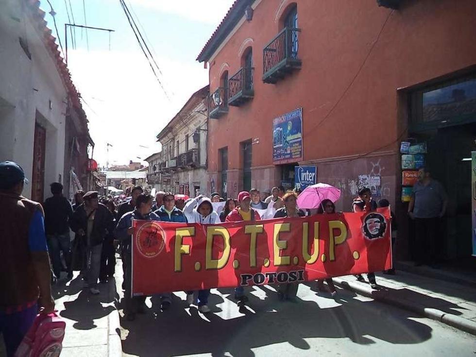 Maestros urbanos marchan en defensa del escalafón docente