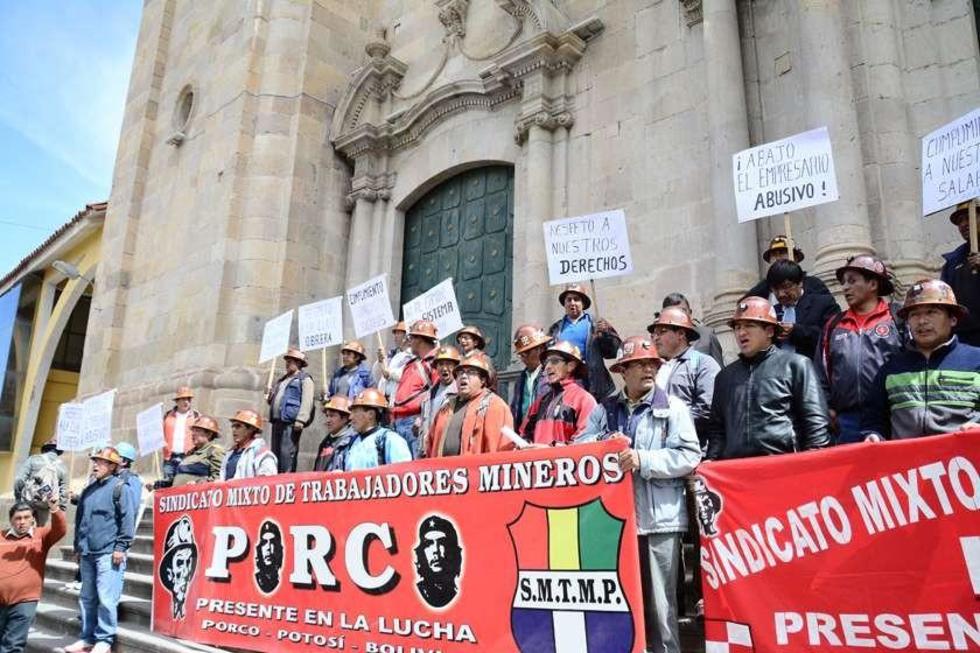 Mineros de Illapa demandan sus sueldos y se movilizan