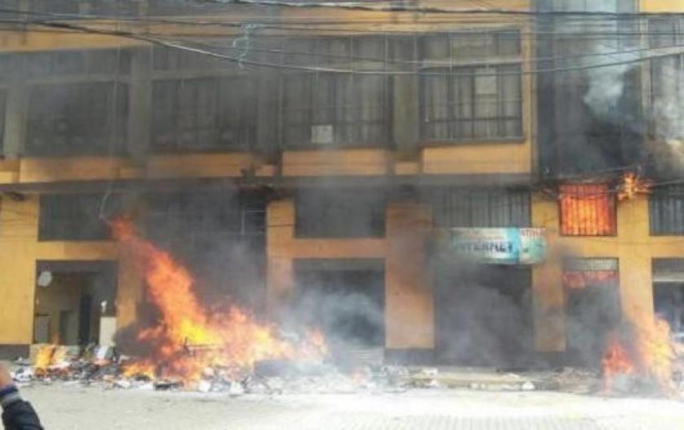 Reportan seis personas muertas por intoxicación en la quema de la Alcaldía de El Alto 