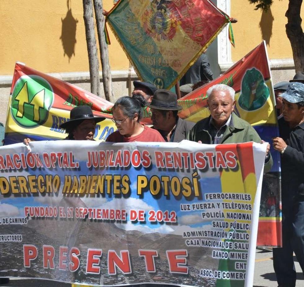 Los adultos mayores otra vez marchan en Potosí