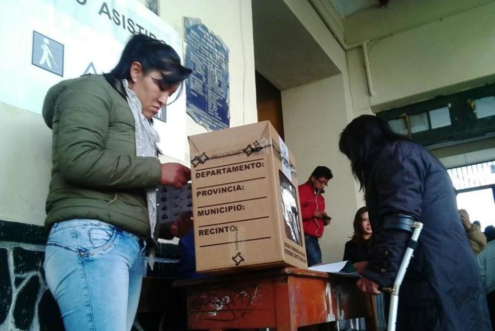 El voto asistido se aplica en los recintos electorales potosinos