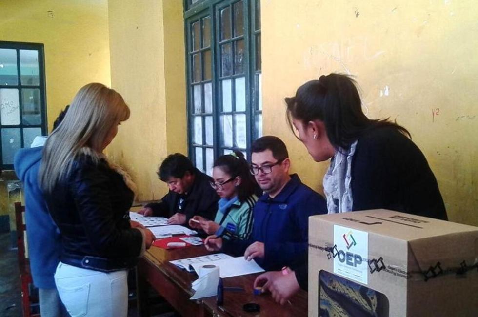 Los bolivianos acuden masivamente a las urnas en jornada de Referendo