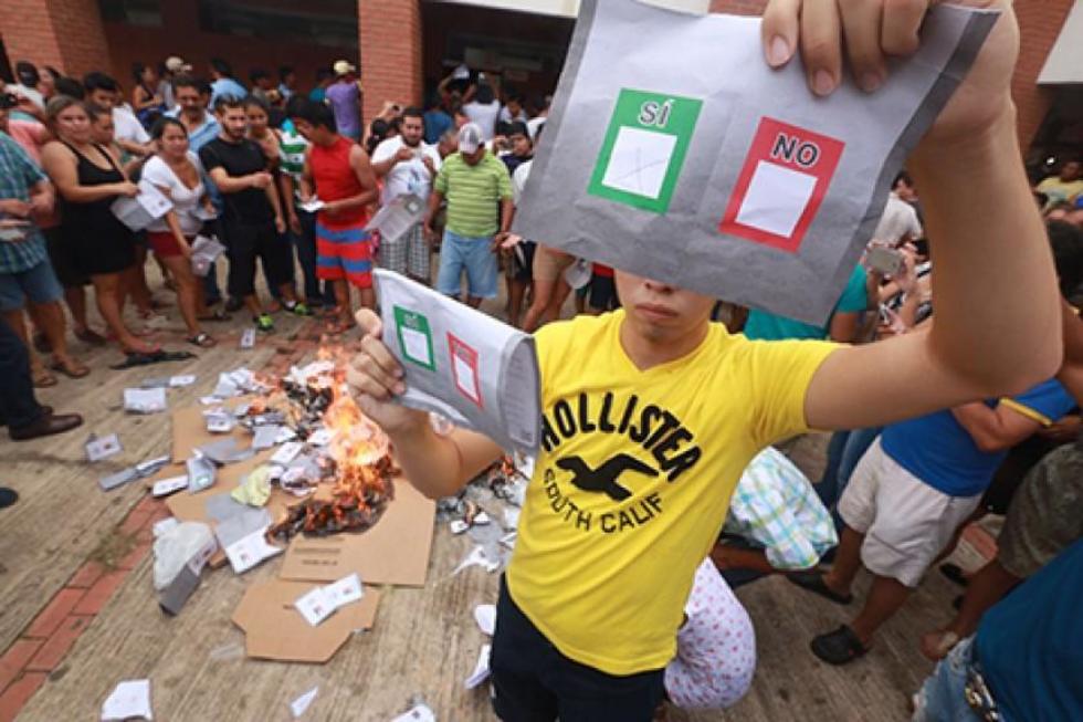 Quema de ánforas en Santa Cruz y normalidad en el resto del país, marcó media jornada 