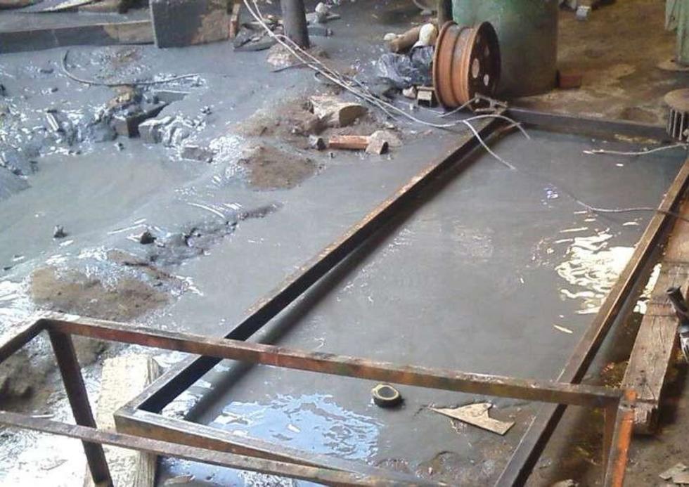 Derrame de desechos mineralógicos inundan un inmueble
