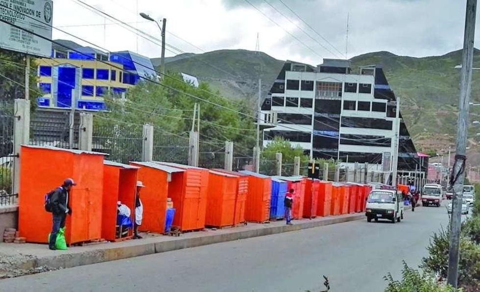Comerciantes volvieron a sacar casetas en frontis de la terminal