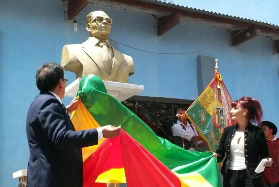 Tupiza: Comunidad de Quiriza homenajea con un busto a José Luis San Juan 