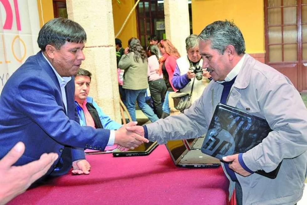 Entregan computadoras a dirigentes vecinales de Potosí