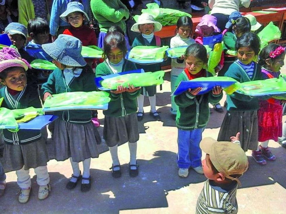 Entregan material escolar a estudiantes
