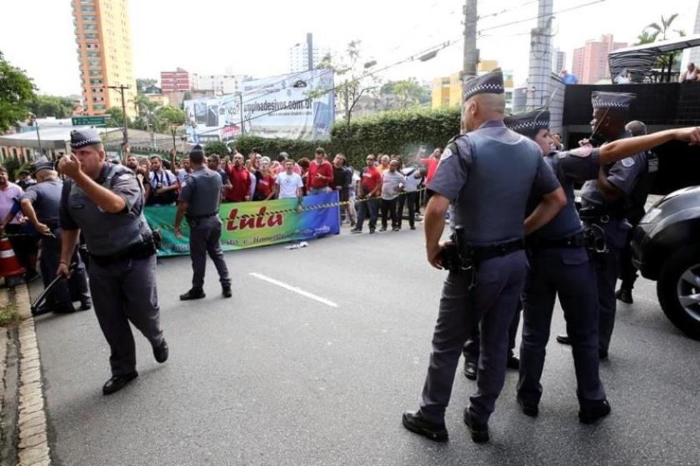 Simpatizantes y detractores de Lula se enfrentan en Brasil tras su detención