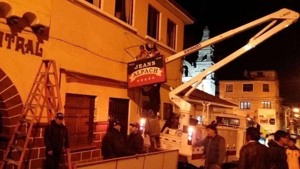 Retiran letreros que no condicen con el centro histórico de Potosí