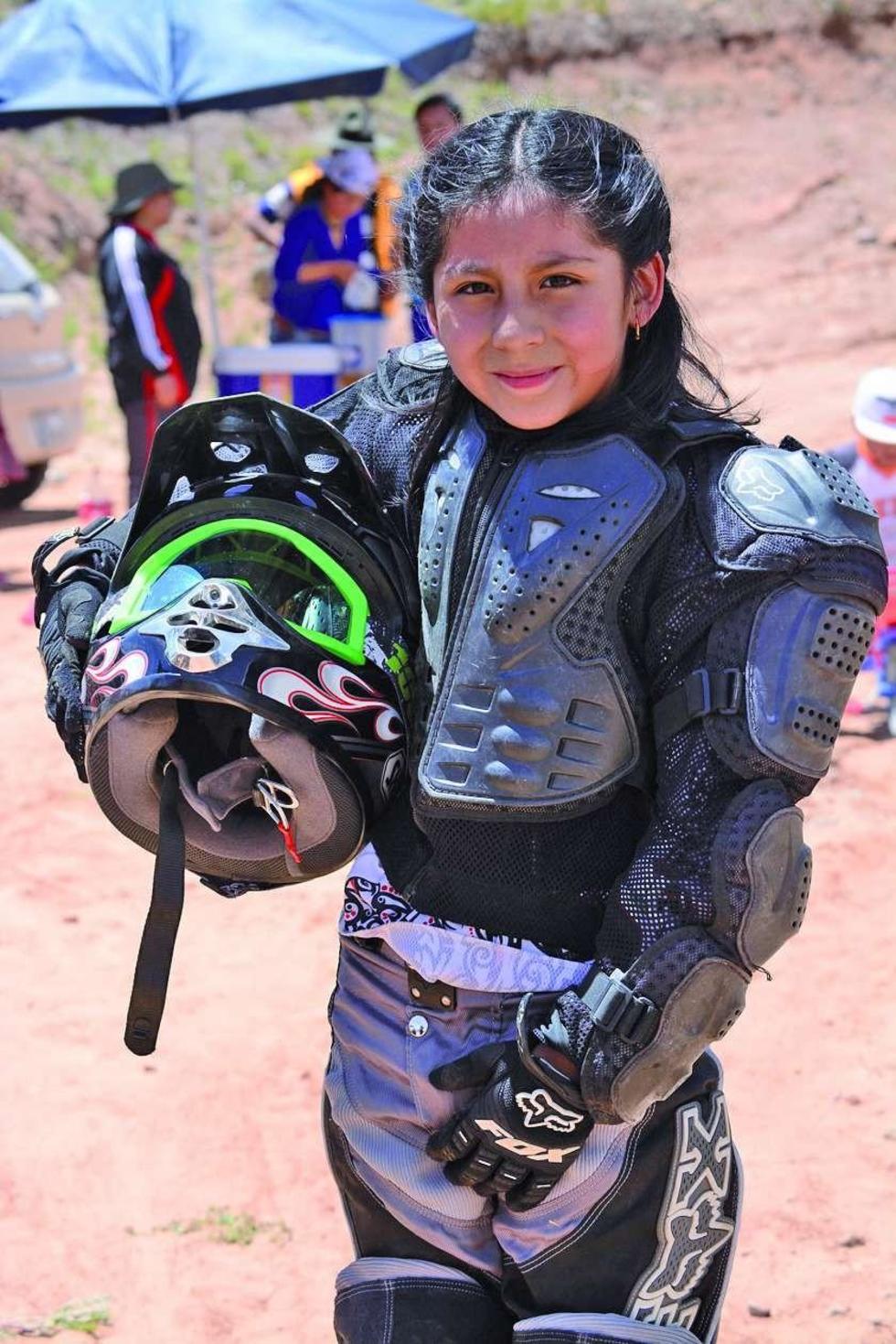 Camila Flores incursiona en el motociclismo 