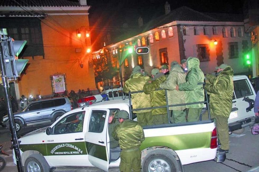 Gobernador lidera operativo de seguridad ciudadana en Potosí