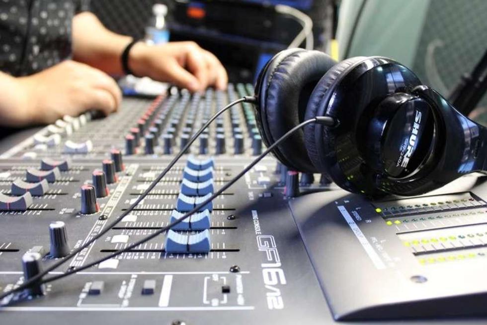 Alistan alternativa para evitar el cierre de radios