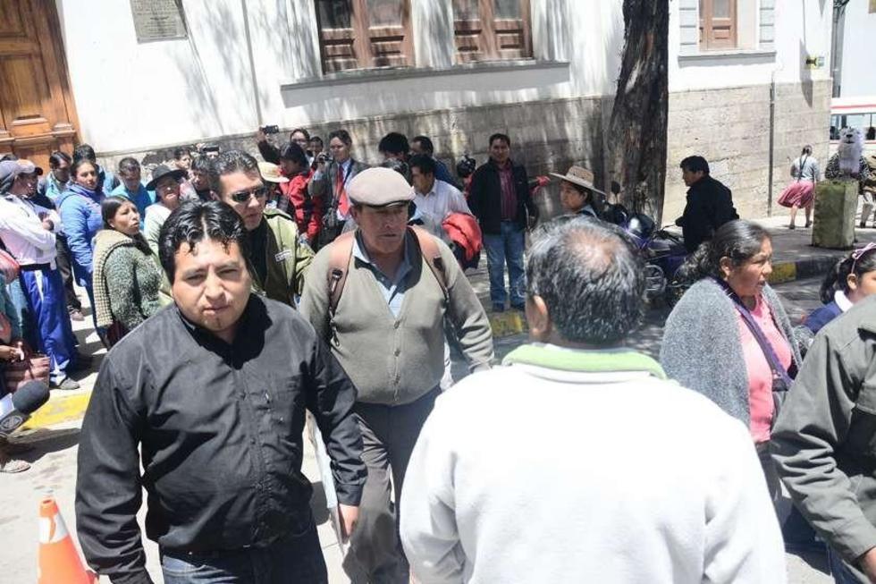 Se acusan mutuamente de ser loteadores