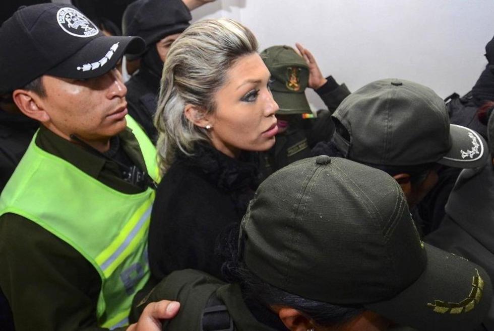 Zapata compareció por el caso del hijo de Evo bajo resguardo policial armado