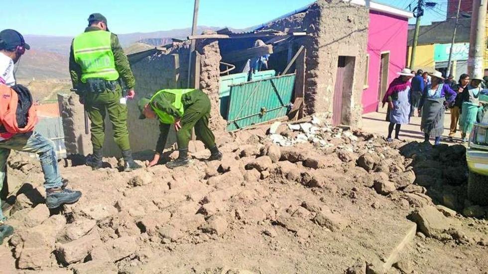 Un hombre es aplastado por la caída de un muro