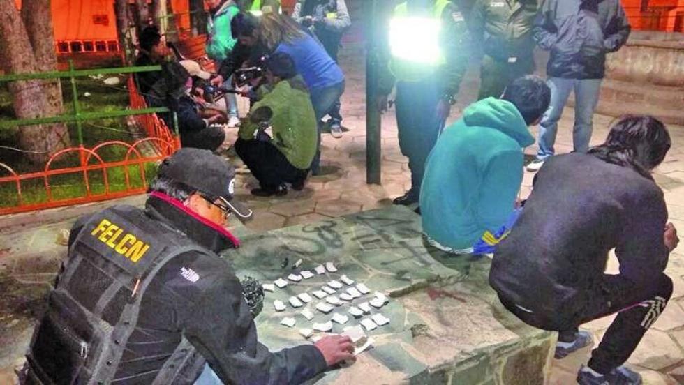 Felcn arresta a siete personas que portaban sobrecitos de marihuana