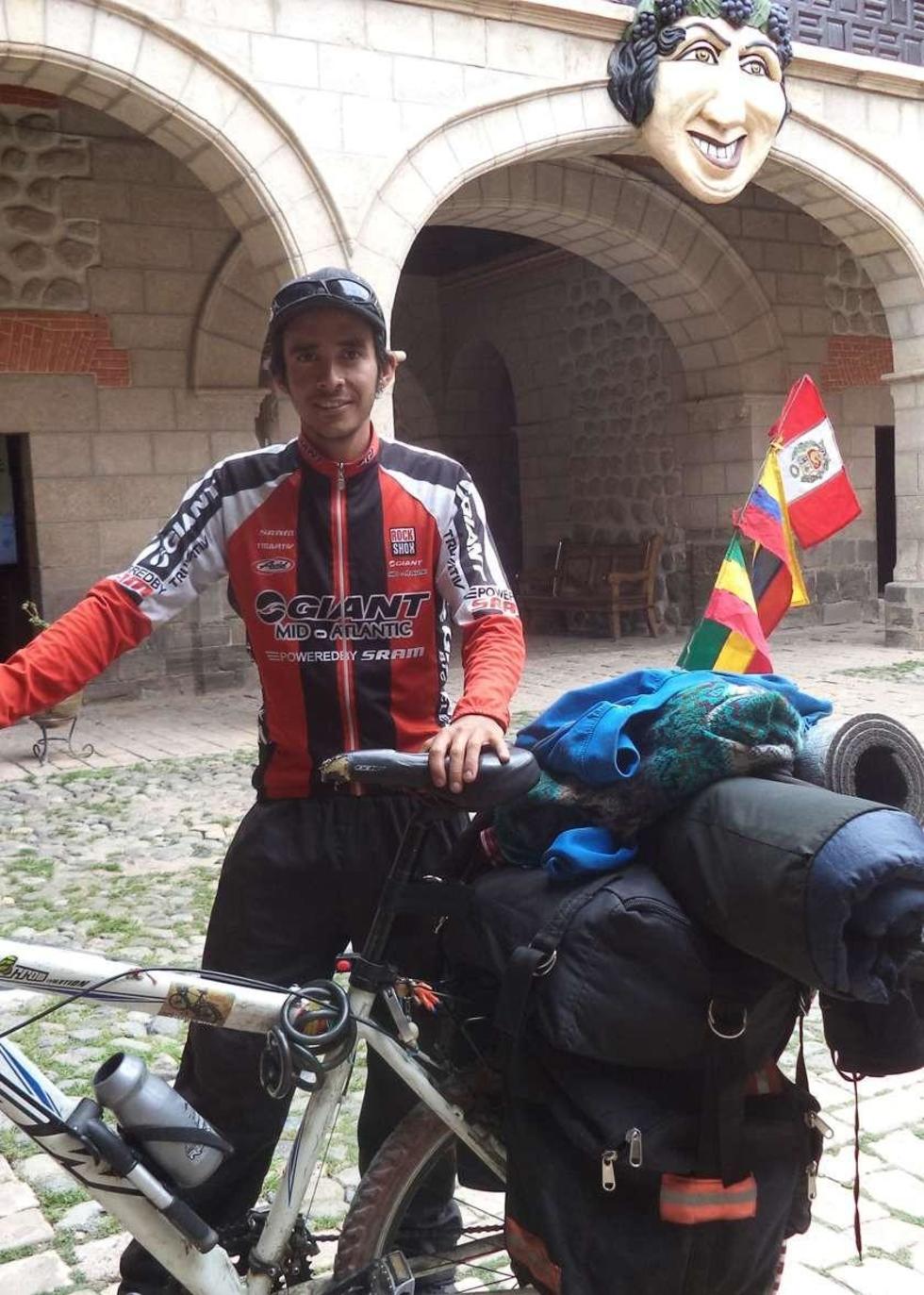 Ciclista colombiano recorre Bolivia recogiendo cultura