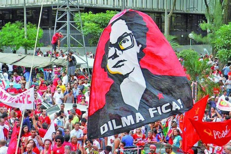 El Gobierno reúne fuerzas para evitar juicio político a Rousseff