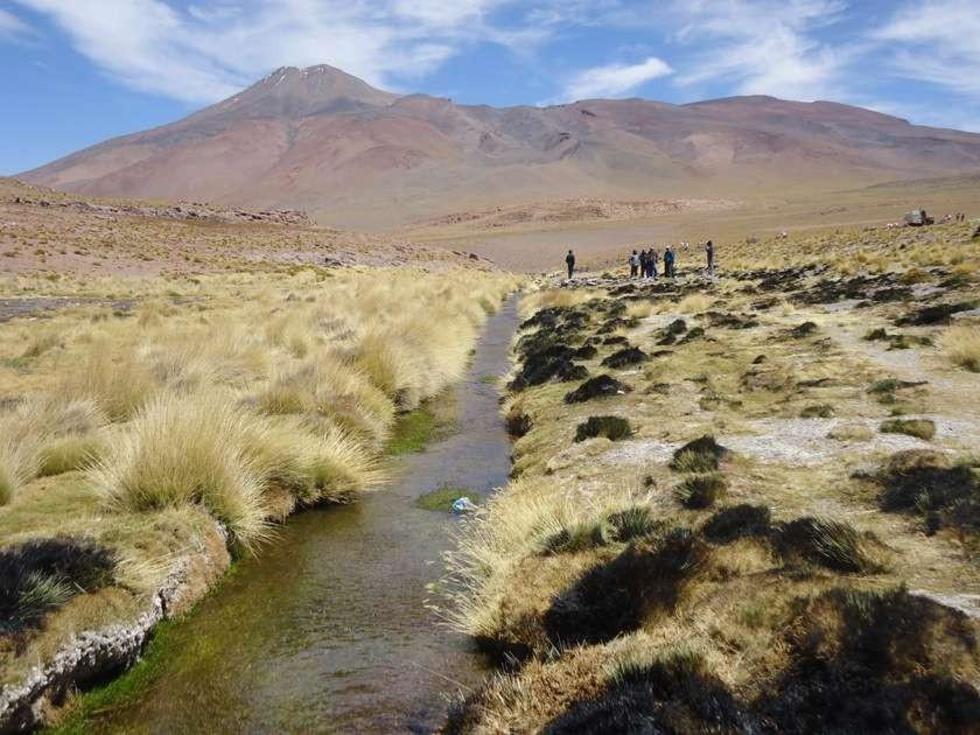 El agua se va por un canal artificial construido por Chile