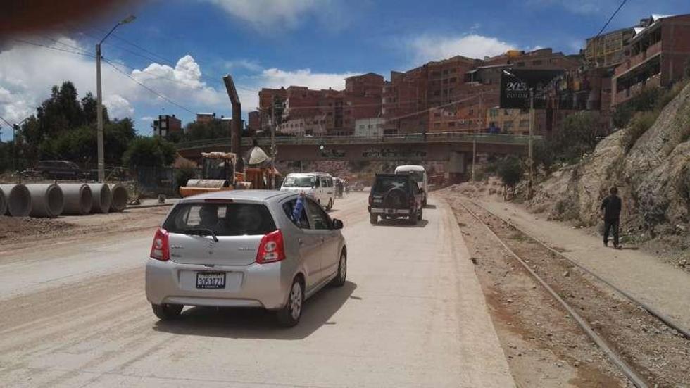 Habilitan la avenida Tinku y el puente sigue inutilizado